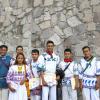 Siete graduados wixárikas y un mixteco con su vestimenta tradicional